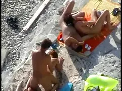A barna hajú lány va ...