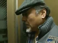 Egy fiatal lány, ing ...