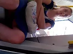 A karcsú szőke hátsó ...