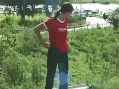 Meztelen lány óvatos ...