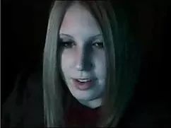 Egy fiatal szőke sim ...