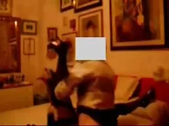 A lány gyengéden mos ...