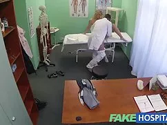 A lány fiatal szőke  ...