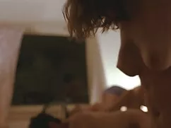 A barna hajú lány gy ...